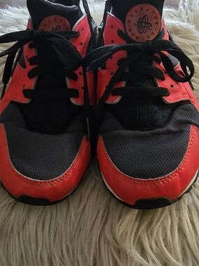 Nike Haurache Run Youth Boys 7y Black and Red Lightweight Sneakers